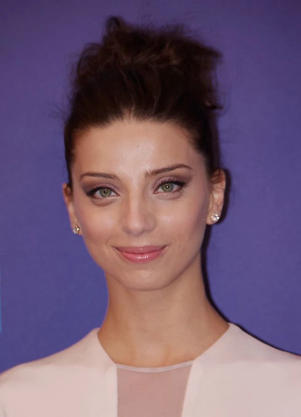 <strong>Angela Sarafyan</strong>. Kuva Kirjoittaja David Shankbone.