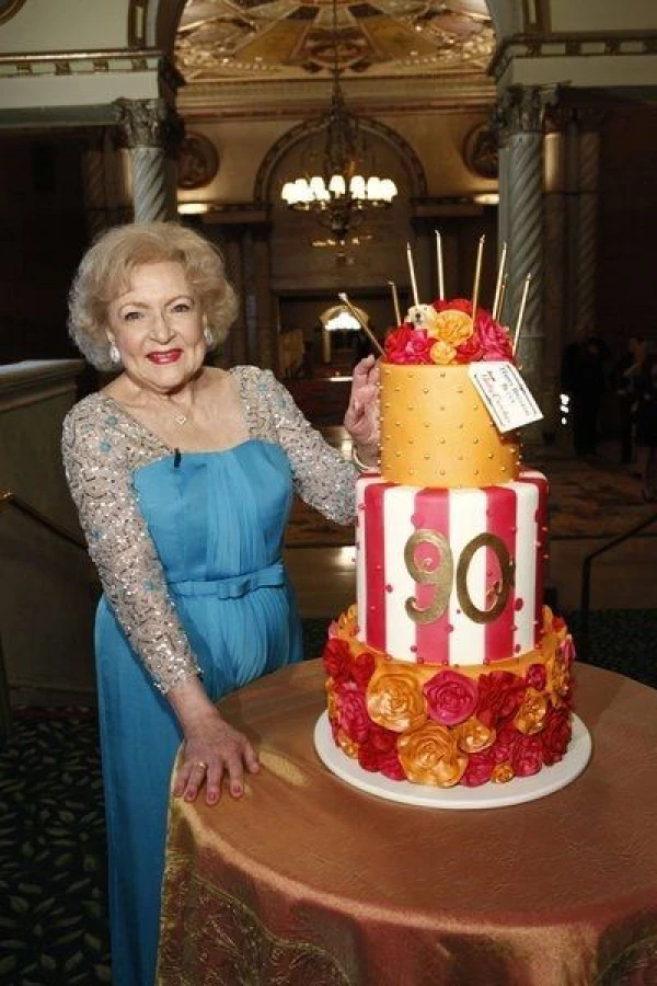 Betty White's 90th Birthday: A Tribute to America's Golden Girl Juliste